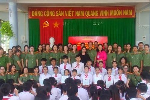 Cục Hồ sơ nghiệp vụ, Bộ Công an tặng quà các cháu tại trường nuôi dạy trẻ khuyết tật