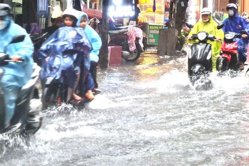 Mưa lớn kéo dài, Đà Nẵng ra thông báo khẩn cho học sinh nghỉ học