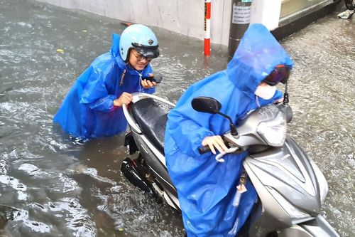 Phố xá ngập sâu, người Đà Nẵng bì bõm đẩy xe trong biển nước