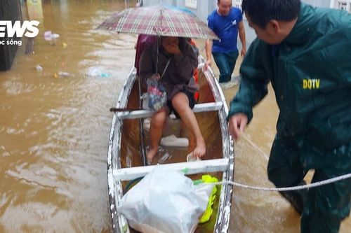 Nhiều tuyến đường ở Huế thành sông, người dân đi lại bằng ghe thuyền