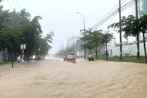 Mưa trắng trời suốt ngày đêm, Đà Nẵng ngập lụt khắp nơi