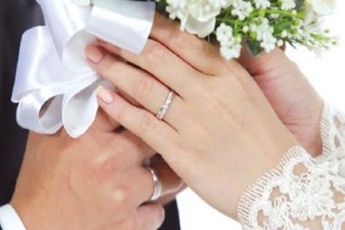 Vợ bật khóc vì bị khách khứa chê quá béo, chú rể nói một câu khiến họ phải xấu hổ vì hành vi khiếm nhã của mình