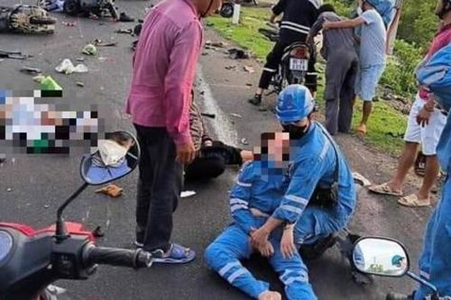 Khởi tố cha và con lái ô tô đâm nhiều xe máy ở Bình Thuận