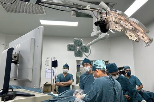 Dùng kỹ thuật mới phẫu thuật cho bệnh nhân tiết niệu ở Ninh Thuận