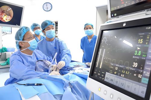 Việt Nam trình diễn phẫu thuật nội soi EES phức tạp tại hội nghị quốc tế