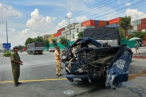 Tài xế và lơ xe tải đi cấp cứu sau va chạm với xe container
