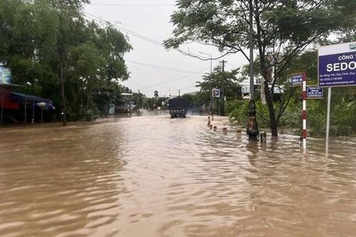 Quảng Nam: Mưa lớn gây ngập sâu một đoạn đường quốc lộ 14H