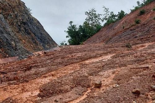 Quảng Nam: Mưa lớn, tuyến đường liên xã miền núi bị sạt lở