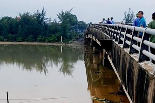 Tìm thấy thi thể nam sinh bị mất tích trên sông cách hiện trường 400 m