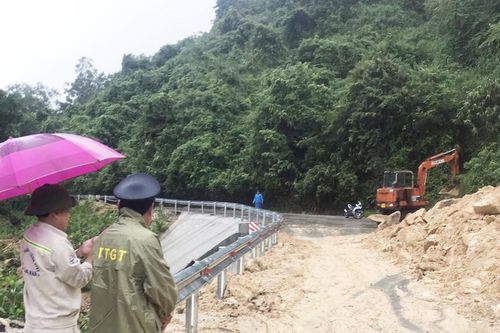 Quảng Nam: Thông xe đèo Le, nhiều tuyến giao thông trọng yếu bị ngập