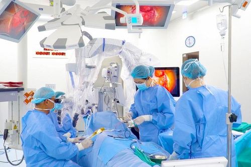 Trình diễn kỹ thuật mổ tai phức tạp, mang lại cuộc sống mới cho người bị câm điếc