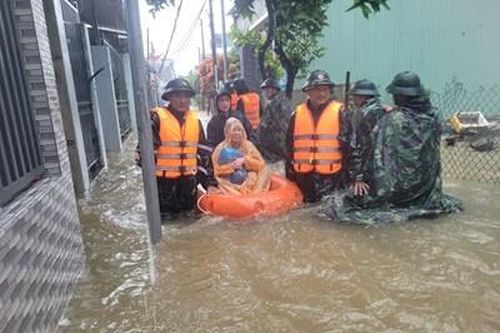 Cán bộ, chiến sĩ Trung đoàn 971 dầm mình trong mưa giúp nhân dân vùng ngập lụt