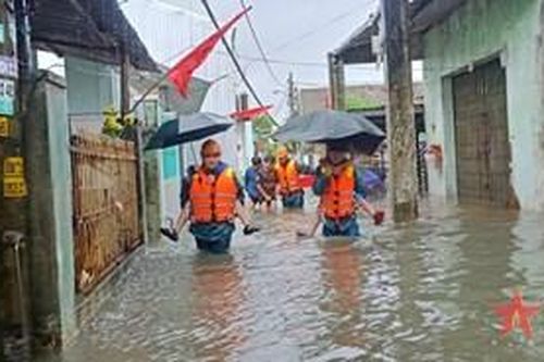 Thành phố Đà Nẵng: Bộ đội dốc sức giúp dân vùng lũ