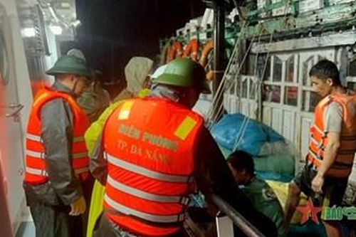 Hơn 300 cán bộ chiến sĩ Bộ đội Biên phòng Đà Nẵng giúp dân trong lũ