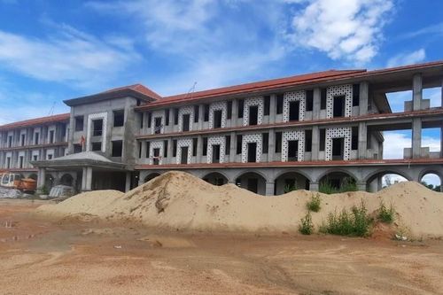 Trường mới dang dở, hơn 560 học sinh thấp thỏm học tại trường cũ xuống cấp