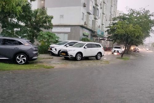 Tái hiện nỗi lo thủy kích, người dân Đà Nẵng tìm chỗ trú ẩn cho ô tô