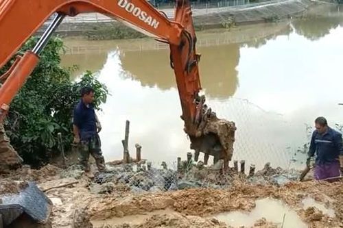 Hà Tĩnh: Huy động 200 người gia cố sạt lở bờ sông Ngàn Mọ
