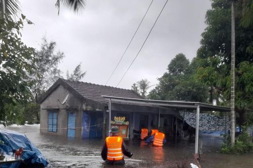 Thừa Thiên Huế: Mưa lớn gây sạt lở nghiêm trọng bờ biển và đường dân sinh