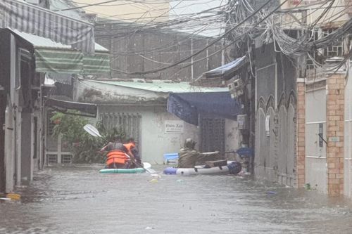 Nhiều nơi ở Đà Nẵng vẫn đang ngập sâu