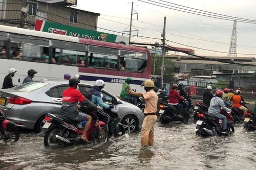 CSGT lội triều cường giải tỏa giao thông cửa ngỏ miền Tây