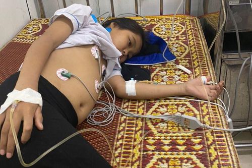 Nhói lòng nhìn bé gái lớp 4 mồ côi cha, mắc bệnh nguy kịch