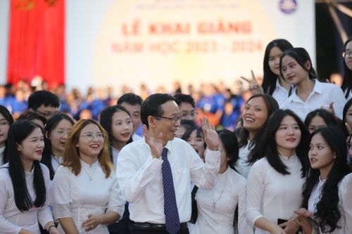 Hiệu trưởng Trường ĐH Sư phạm dành tâm huyết cho sinh viên nhân ngày khai giảng
