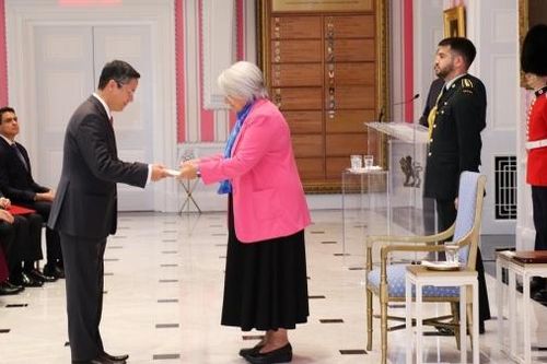 Đại sứ Phạm Vinh Quang trình Quốc thư lên Toàn quyền Canada