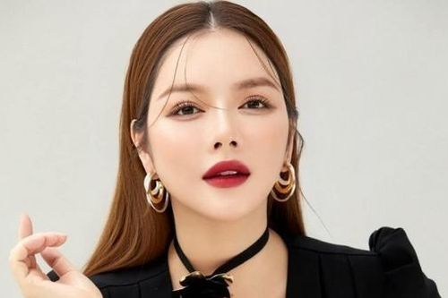 Sao Việt: Diễn viên Lý Nhã Kỳ khiến fan 'mắt tròn mắt dẹt' vì nhan sắc không tuổi, BTV Hoài Anh yêu kiều với váy hoa