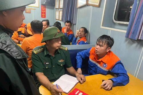 Cứu nạn thành công tàu cá cùng 11 ngư dân gặp nạn trên biển