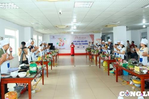 Cán bộ, đoàn viên Công đoàn Cơ quan Trung ương Hội Nhà báo Việt Nam cùng nhau vào bếp, kết nối yêu thương