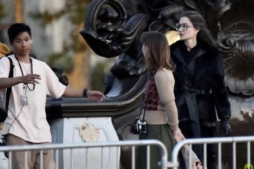 Pax Thiên hỗ trợ mẹ Angelina Jolie trên phim trường ở Paris