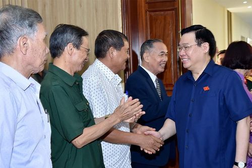 Chủ tịch Quốc hội Vương Đình Huệ tiếp xúc cử tri tại Hải Phòng