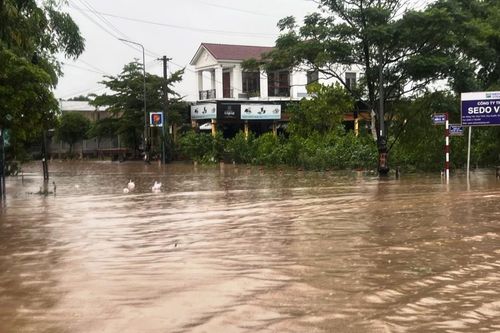 Mưa lớn kéo dài, nhiều nơi ở Quảng Nam ngập sâu, phương tiện di chuyển khó khăn