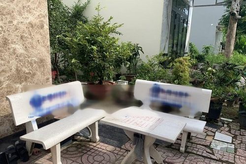 4 đối tượng dùng sơn vẽ quảng cáo trang cờ bạc online lên ghế đá