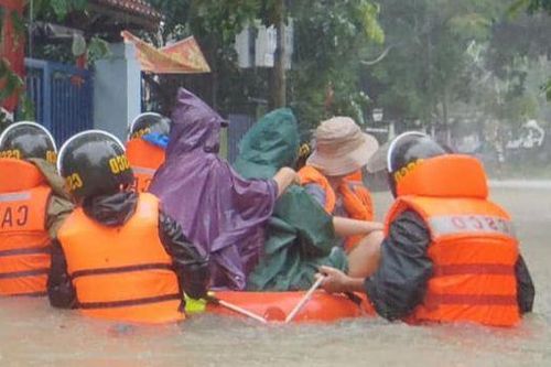 Công an Đà Nẵng tung quân ứng cứu, tiếp tế cho người dân vùng ngập lụt