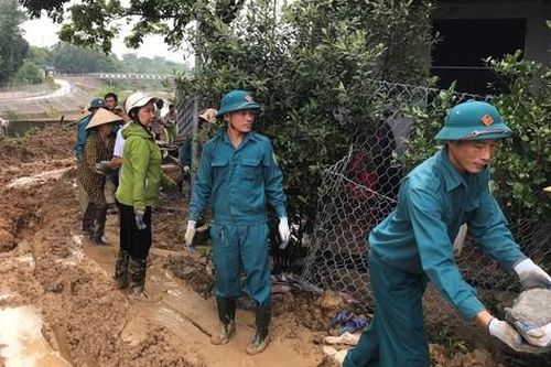 Hơn 200 người đội mưa vá bờ sông bị sạt lở