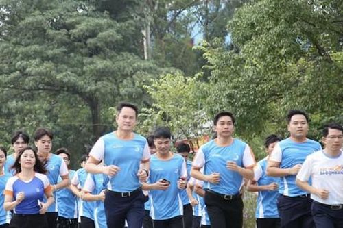 Hưởng ứng những bước chân vì cộng đồng xây nhà văn hóa tặng đồng bào Rơ Măm
