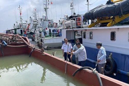 Cảnh sát biển tạm giữ tàu chở cát không rõ nguồn gốc