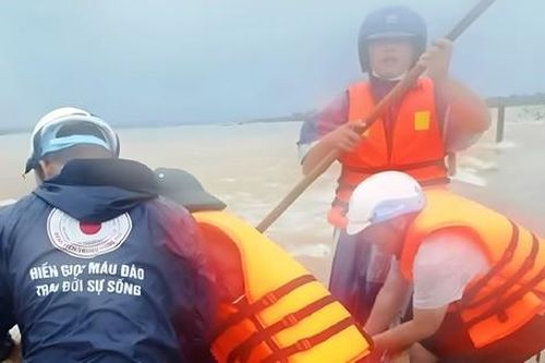 Cứu sống hai mẹ con chới với giữa dòng lũ xiết
