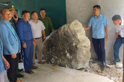 Nhiều tảng đá lớn trên núi lăn xuống đè trúng nhà dân