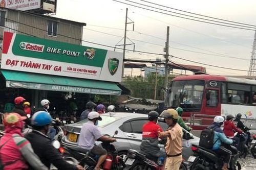 CSGT TPHCM lội nước điều tiết giao thông