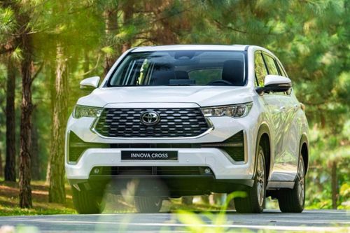 Toyota Innova Cross về Việt Nam giá từ 810 triệu đồng