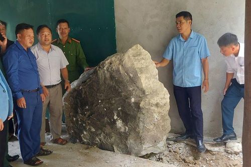 Nghệ An: Nhiều tảng đá lớn lăn sập nhà dân