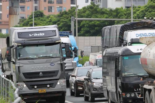 Ô tô chiếm làn, chạy 'rùa bò' trên cao tốc, xe sau phải đi kiểu 'rắn săn mồi'