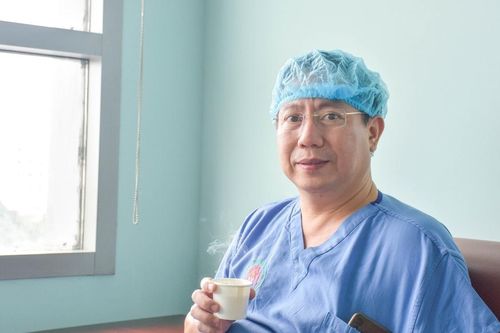 Bác sĩ mặc áo lính và cuộc chiến giành sự sống cho bệnh nhân ung thư