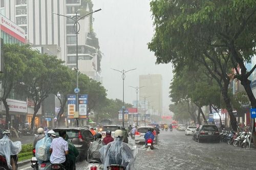 Cần làm gì khi ô tô bị ngập nước và dấu hiệu nhận biết