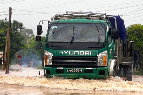 Quốc lộ 14H ở Quảng Nam ngập sâu, phương tiện di chuyển khó khăn