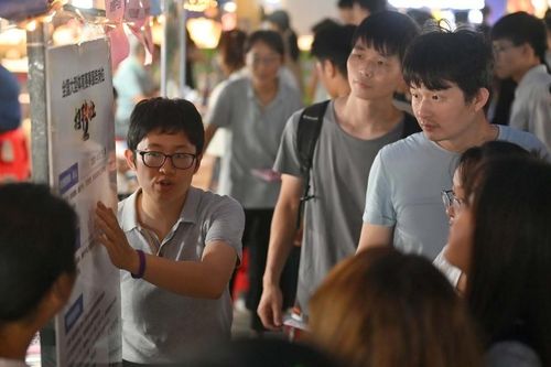 Cất bằng đại học, giới trẻ đổ xô làm công việc giao hàng, livestream