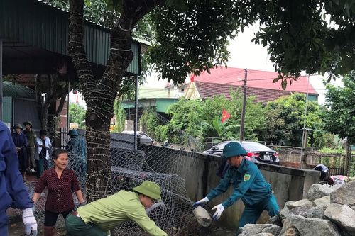 Sạt lở uy hiếp nhà dân, 200 người bốc đá gia cố bờ sông