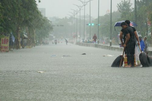 Mưa lớn kéo dài, nhiều tuyến quốc lộ qua Đà Nẵng ngập sâu